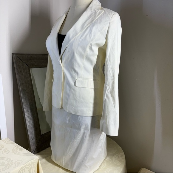 New York & Company cream color suit set Tailored Blazer with Notched Lapels - Picture 5 of 16